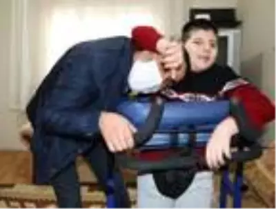 Son Dakika | Babasının sırtında taşıdığı Bulut, hayalini kurduğu yürütece kavuştu Son Dakika | Babasının sırtında taşıdığı Bulut, hayalini kurduğu yürütece kavuştu