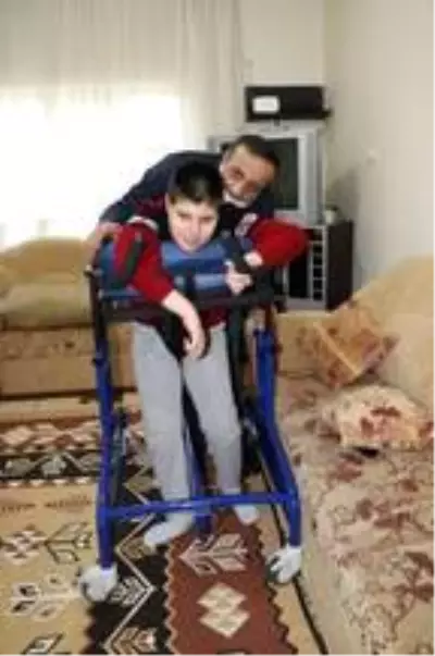Son Dakika | Babasının sırtında taşıdığı Bulut, hayalini kurduğu yürütece kavuştu Son Dakika | Babasının sırtında taşıdığı Bulut, hayalini kurduğu yürütece kavuştu
