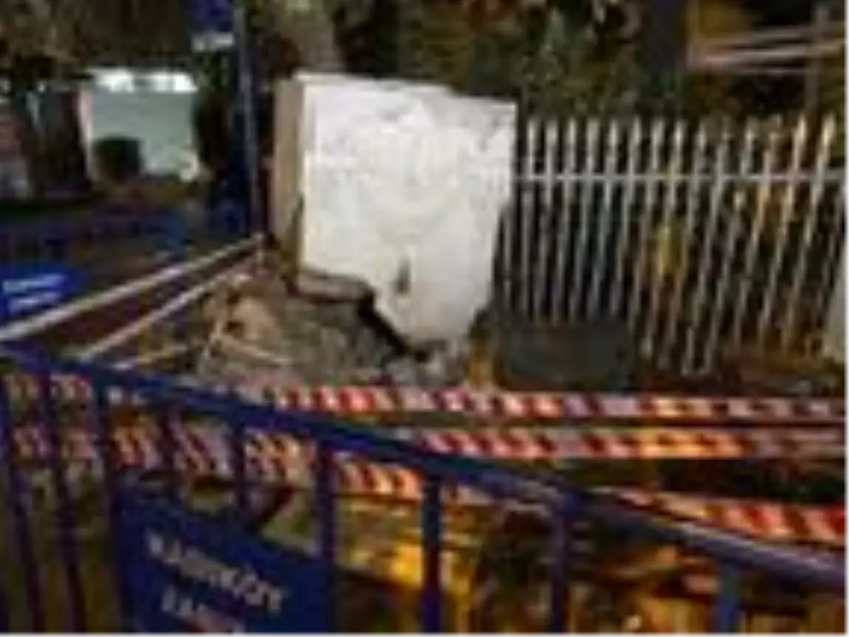 Bağdat Caddesi'nde tarihi çeşme kazada zarar gördü