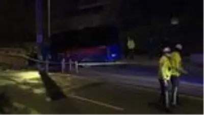 Başkentte dolmuş yön levhası direğine çarptı: 1 ölü, 1 yaralı Başkentte dolmuş yön levhası direğine çarptı: 1 ölü, 1 yaralı