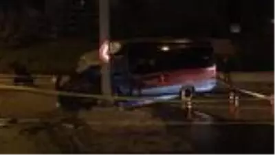 Başkentte dolmuş yön levhası direğine çarptı: 1 ölü, 1 yaralı Başkentte dolmuş yön levhası direğine çarptı: 1 ölü, 1 yaralı