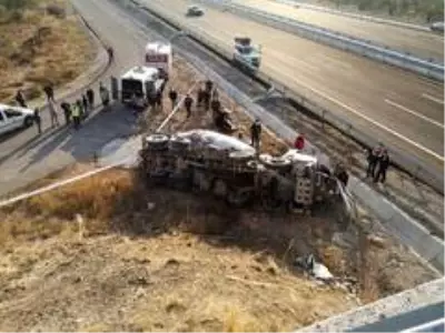 Beton mikseri viyadükten düştü: 1 ölü Beton mikseri viyadükten düştü: 1 ölü