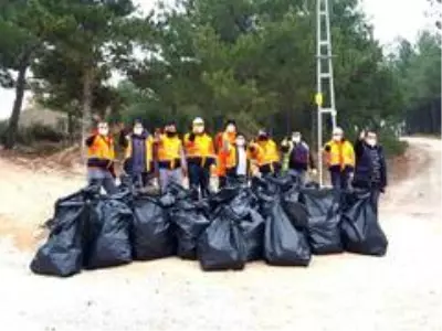 Bilecik Şehir Ormanı'nda 74 torba çöp toplandı Bilecik Şehir Ormanı'nda 74 torba çöp toplandı
