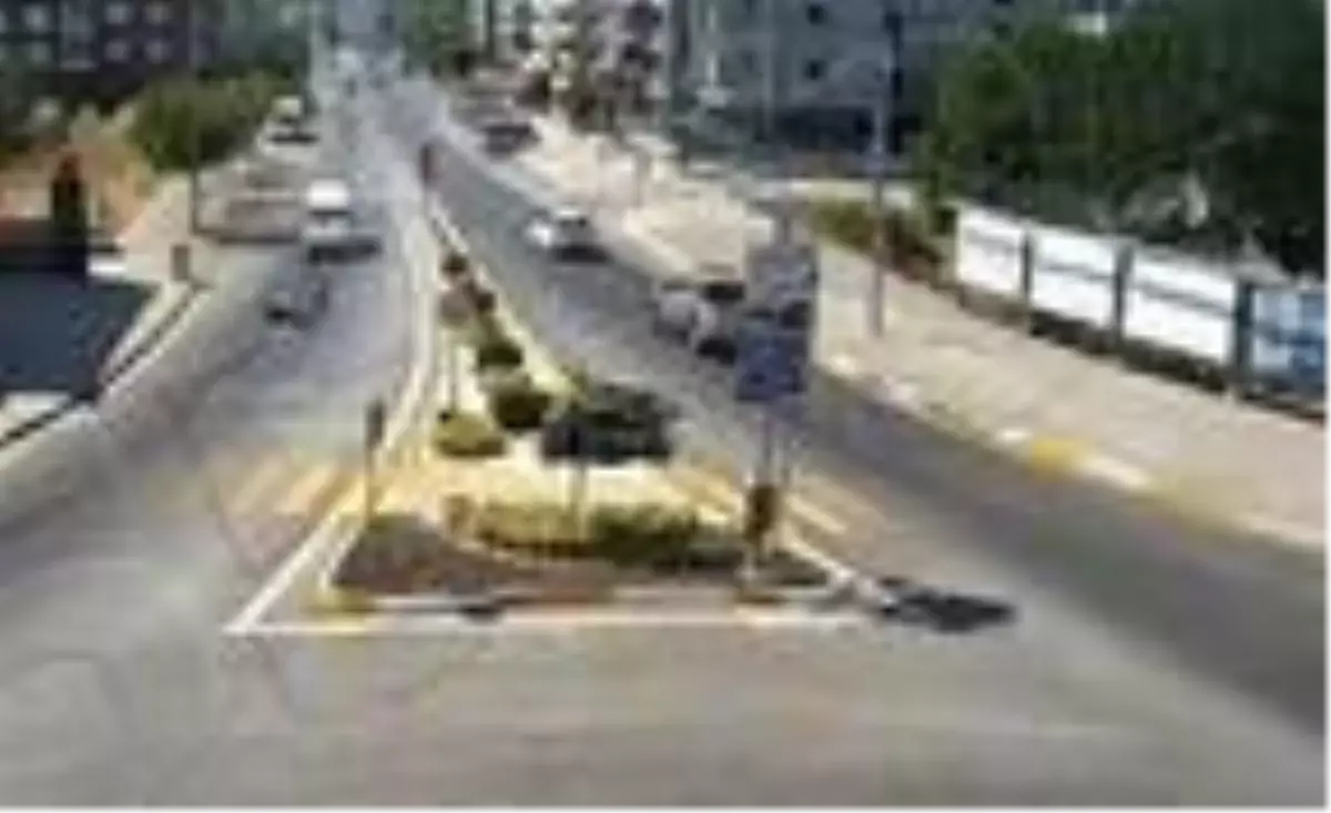 Devrilen motosikletin kadın sürücüsü minibüsün altında kalmaktan son anda kurtuldu