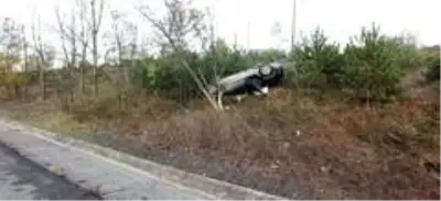 Düzce'de yoldan çıkan otomobil takla attı: 3 yaralı Düzce'de yoldan çıkan otomobil takla attı: 3 yaralı