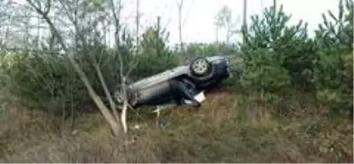 Düzce'de yoldan çıkan otomobil takla attı: 3 yaralı Düzce'de yoldan çıkan otomobil takla attı: 3 yaralı