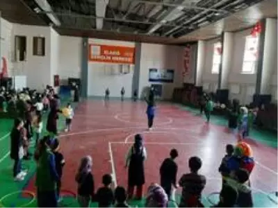 Elazığ'da çocuklar oyuncak şenliği ile eğlendi Elazığ'da çocuklar oyuncak şenliği ile eğlendi