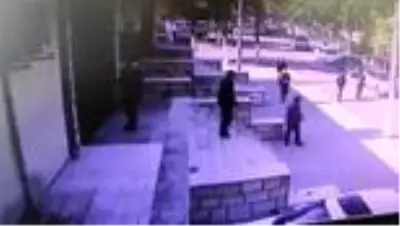 GAZİANTEP - Gaziantep Adli Tıp Kurumuna taşlı saldırı güvenlik kamerasında GAZİANTEP - Gaziantep Adli Tıp Kurumuna taşlı saldırı güvenlik kamerasında