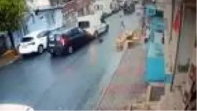 Gaziosmanpaşa'da hırsızlara müdahale etmek istediler, cadde savaş alanına döndü Gaziosmanpaşa'da hırsızlara müdahale etmek istediler, cadde savaş alanına döndü