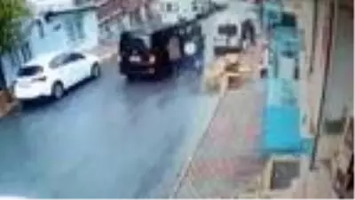 Gaziosmanpaşa'da hırsızlara müdahale etmek istediler, cadde savaş alanına döndü Gaziosmanpaşa'da hırsızlara müdahale etmek istediler, cadde savaş alanına döndü