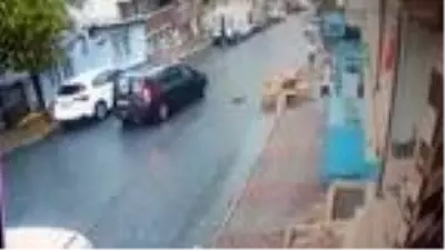 Gaziosmanpaşa'da hırsızlara müdahale etmek istediler, cadde savaş alanına döndü Gaziosmanpaşa'da hırsızlara müdahale etmek istediler, cadde savaş alanına döndü