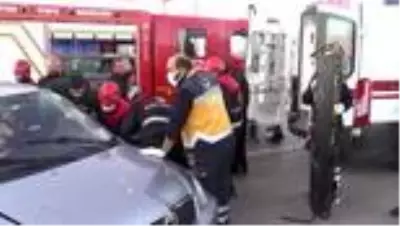 Hafif ticari araç ile otomobil çarpıştı: 2 yaralı Hafif ticari araç ile otomobil çarpıştı: 2 yaralı
