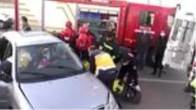 Hafif ticari araç ile otomobil çarpıştı: 2 yaralı Hafif ticari araç ile otomobil çarpıştı: 2 yaralı