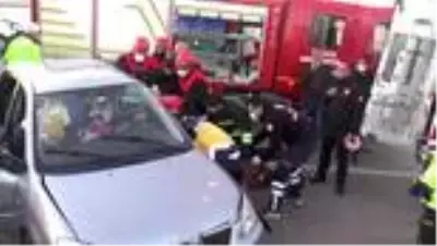 Hafif ticari araç ile otomobil çarpıştı: 2 yaralı Hafif ticari araç ile otomobil çarpıştı: 2 yaralı