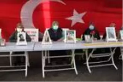 HDP önünde evlat nöbeti tutan baba: Oğlumun hayali polis veya asker olmaktı HDP önünde evlat nöbeti tutan baba: Oğlumun hayali polis veya asker olmaktı