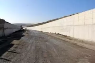 Heyelan nedeniyle kapanan yol trafiğe açılıyor Heyelan nedeniyle kapanan yol trafiğe açılıyor