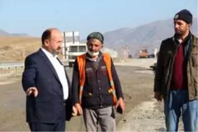 Heyelan nedeniyle kapanan yol trafiğe açılıyor Heyelan nedeniyle kapanan yol trafiğe açılıyor