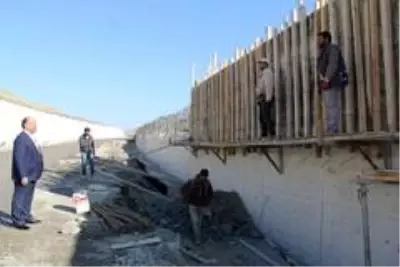 Heyelan nedeniyle kapanan yol trafiğe açılıyor Heyelan nedeniyle kapanan yol trafiğe açılıyor