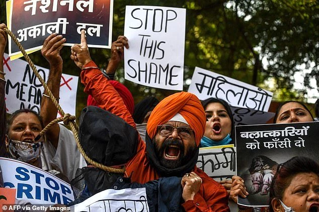 Hindistan'da iğrenç olay! 5 yaşındaki kız çocuğuna cinsel saldırıda bulunup taşlayarak öldürdüler