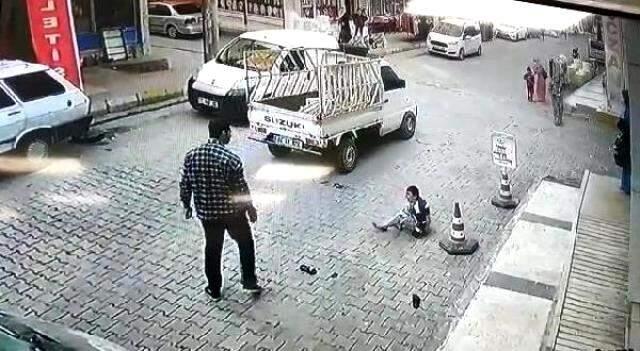 İş yerinden su içen çocuğu tekme tokat dövdükten sonra yere çarptı! O anlar kamerada İş yerinden su içen çocuğu tekme tokat dövdükten sonra yere çarptı! O anlar kamerada