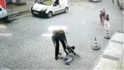İş yerinden su içen çocuğu tekme tokat dövdükten sonra yere çarptı! O anlar kamerada İş yerinden su içen çocuğu tekme tokat dövdükten sonra yere çarptı! O anlar kamerada