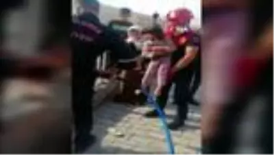 Son dakika haberi... Kafası demir korkuluklara sıkıştı Son dakika haberi... Kafası demir korkuluklara sıkıştı