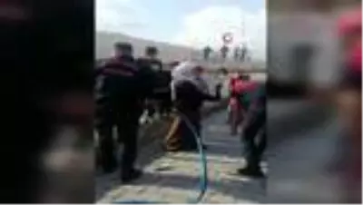Son dakika haberi... Kafası demir korkuluklara sıkıştı Son dakika haberi... Kafası demir korkuluklara sıkıştı