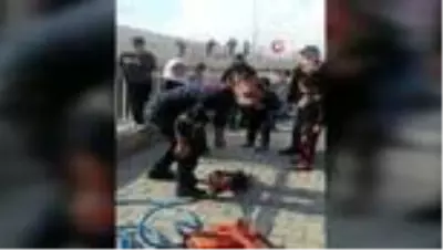 Son dakika haberi... Kafası demir korkuluklara sıkıştı Son dakika haberi... Kafası demir korkuluklara sıkıştı