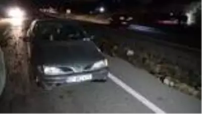 Kamyondan düşen odun parçaları ulaşımı aksattı Kamyondan düşen odun parçaları ulaşımı aksattı