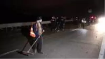 Kamyondan düşen odun parçaları ulaşımı aksattı Kamyondan düşen odun parçaları ulaşımı aksattı