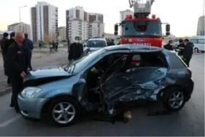 Kazada, araçta sıkışan kadını itfaiye kurtardı Kazada, araçta sıkışan kadını itfaiye kurtardı