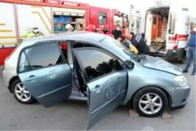 Kazada, araçta sıkışan kadını itfaiye kurtardı Kazada, araçta sıkışan kadını itfaiye kurtardı