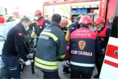 Kazada, araçta sıkışan kadını itfaiye kurtardı Kazada, araçta sıkışan kadını itfaiye kurtardı