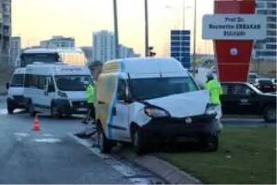 Kazada, araçta sıkışan kadını itfaiye kurtardı Kazada, araçta sıkışan kadını itfaiye kurtardı