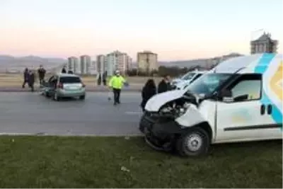Kazada, araçta sıkışan kadını itfaiye kurtardı Kazada, araçta sıkışan kadını itfaiye kurtardı