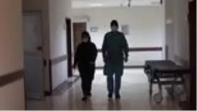 Kovid-19'u yenen hemşireden uyarı: 'Boğularak ölmek istemiyoruz, diyen çok hastamız oluyor' Kovid-19'u yenen hemşireden uyarı: 'Boğularak ölmek istemiyoruz, diyen çok hastamız oluyor'