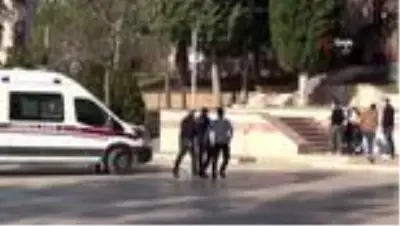 Mahkeme çıkışı boşanma aşamasındaki eşine ve kayınpederine kurşun yağdırdı Mahkeme çıkışı boşanma aşamasındaki eşine ve kayınpederine kurşun yağdırdı