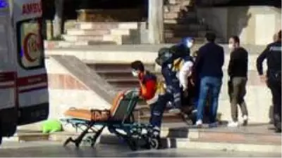 Mahkeme çıkışı boşanma aşamasındaki eşini hem de kayınpederini kurşun yağdırdı