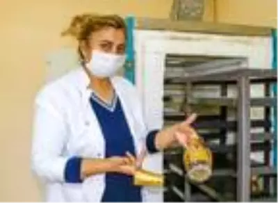 Mardin'e özgü motiflerin 24 ayar altınla işlendiği cam gereçler ilgi görüyor Mardin'e özgü motiflerin 24 ayar altınla işlendiği cam gereçler ilgi görüyor