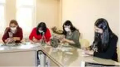 Mardin'e özgü motiflerin 24 ayar altınla işlendiği cam gereçler ilgi görüyor Mardin'e özgü motiflerin 24 ayar altınla işlendiği cam gereçler ilgi görüyor