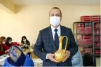 Mardin'e özgü motiflerin 24 ayar altınla işlendiği cam gereçler ilgi görüyor Mardin'e özgü motiflerin 24 ayar altınla işlendiği cam gereçler ilgi görüyor