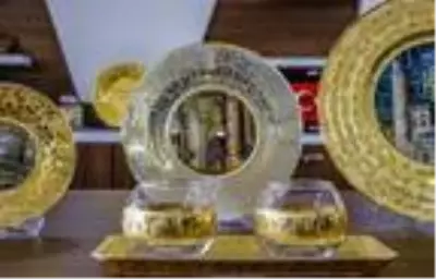 Mardin'e özgü motiflerin 24 ayar altınla işlendiği cam gereçler ilgi görüyor Mardin'e özgü motiflerin 24 ayar altınla işlendiği cam gereçler ilgi görüyor