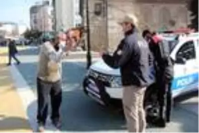 Maske takmadığı için ceza kesen polise isyan etti: Sen hiç indirmiyor musun maskeni? Maske takmadığı için ceza kesen polise isyan etti: Sen hiç indirmiyor musun maskeni?