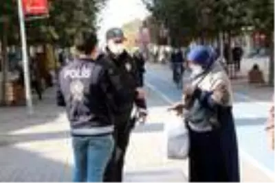 Maske takmadığı için ceza kesen polise isyan etti: Sen hiç indirmiyor musun maskeni? Maske takmadığı için ceza kesen polise isyan etti: Sen hiç indirmiyor musun maskeni?
