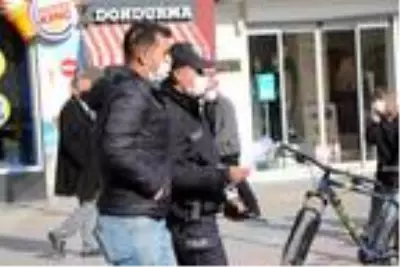 Maske takmadığı için ceza kesen polise isyan etti: Sen hiç indirmiyor musun maskeni? Maske takmadığı için ceza kesen polise isyan etti: Sen hiç indirmiyor musun maskeni?