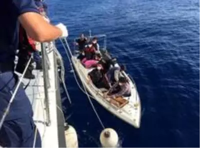 Mersin'de teknede 13 kaçak göçmen yakalandı Mersin'de teknede 13 kaçak göçmen yakalandı