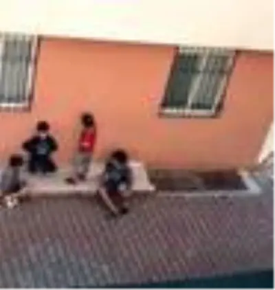 Minikler sokakta oyun oynamak yerine ekonomi konuştu Minikler sokakta oyun oynamak yerine ekonomi konuştu