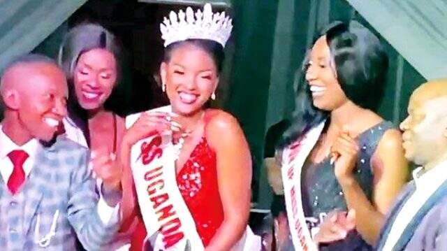 Miss Uganda yarışmasına katılan katılımcılardan 100 dolar almışlar
