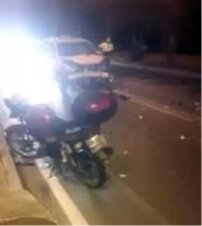 Motosikletle taksi çarpıştı: 1 ölü, 2 yaralı Motosikletle taksi çarpıştı: 1 ölü, 2 yaralı