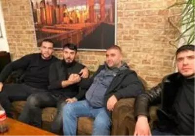 Müslüman dünya şampiyonu boksör, araya girerek aşiret savaşlarını durdurdu Müslüman dünya şampiyonu boksör, araya girerek aşiret savaşlarını durdurdu
